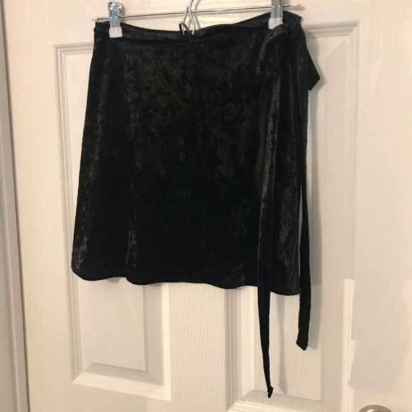 SMALL BLACK VELVET WRAP MINI SKIRT - Picture 11 of 12